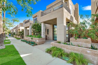 Residences at Village Walk in Tarzana, CA - Foto de edificio - Building Photo