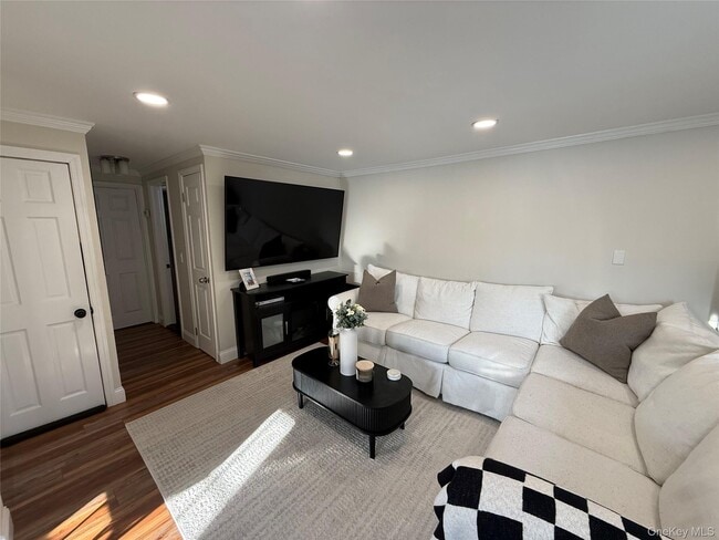 547 Middle St in North Babylon, NY - Building Photo - Building Photo