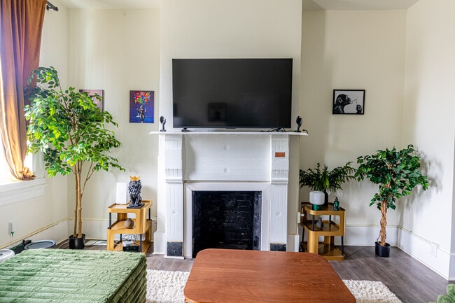 2325 5th Ave, Unit 2 in Pittsburgh, PA - Building Photo - Building Photo