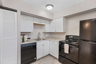 Village Square Townhomes in Cincinnati, OH - Building Photo - Building Photo