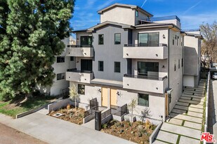 10819 Morrison St in Los Angeles, CA - Building Photo
