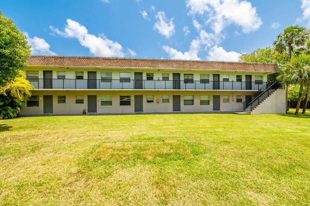 River Oaks Apartments in Oakland Park, FL