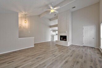 2011 Creek Valley Ln in Sugar Land, TX - Building Photo - Building Photo