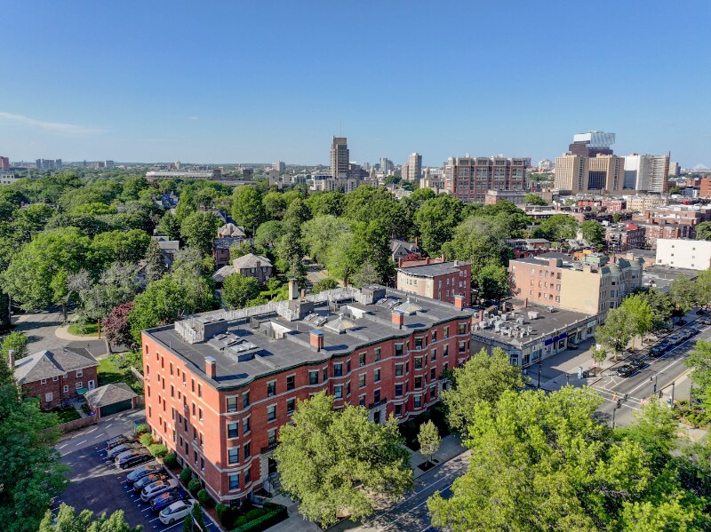 1064 Beacon St in Brookline, MA - Building Photo