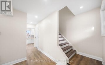 36 Wilson Ct in Barrie, ON - Building Photo - Building Photo