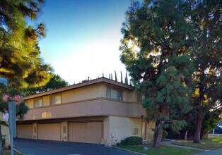 LAKEVIEW MANOR in Anaheim, CA - Building Photo - Building Photo