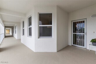 11041 Gulf Reflections Drive in Ft. Myers, FL - Foto de edificio - Building Photo