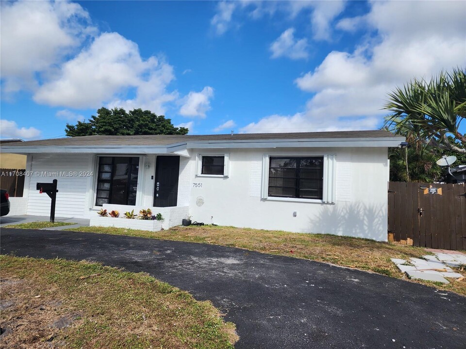 7551 Polk St in Hollywood, FL - Building Photo