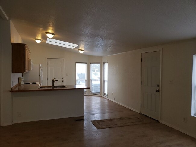 8946 N Neufeld Rd in Hayden, ID - Building Photo - Building Photo