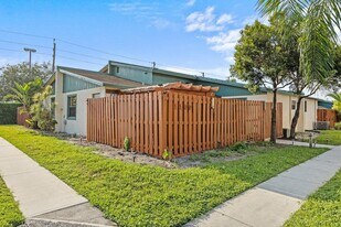 1100 Manor Dr in Palm Springs, FL - Building Photo