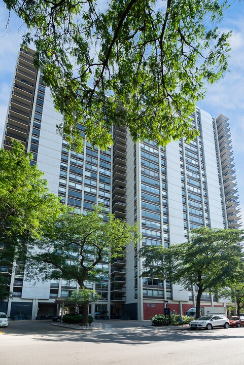 1360 N Sandburg Terrace in Chicago, IL - Building Photo