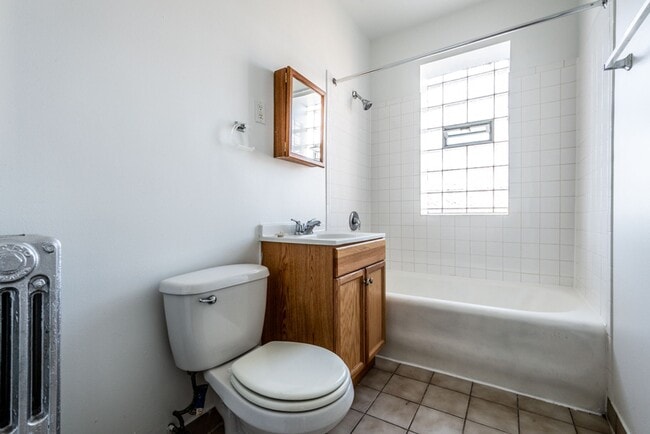 8222 S Ingleside Ave in Chicago, IL - Foto de edificio - Building Photo