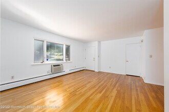 189 Manor E in Red Bank, NJ - Building Photo - Building Photo