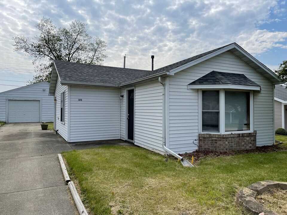 3016 Robert St in Bloomington, IL - Building Photo