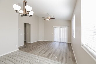 6927 S 37th Glen in Phoenix, AZ - Foto de edificio - Building Photo