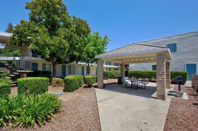 Fulton Apartments in Sacramento, CA - Foto de edificio - Building Photo