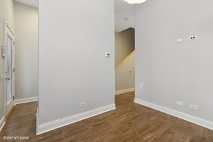 1253 W Cottage Pl, Unit PL in Chicago, IL - Foto de edificio - Building Photo