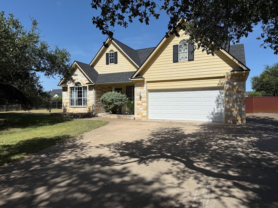 1300 Salado Oaks Dr in Salado, TX - Building Photo