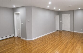 898 Huntington Ave in Boston, MA - Building Photo - Building Photo