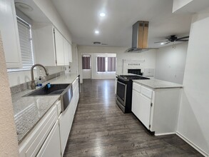 678 W Henderson Ave in Porterville, CA - Building Photo - Building Photo