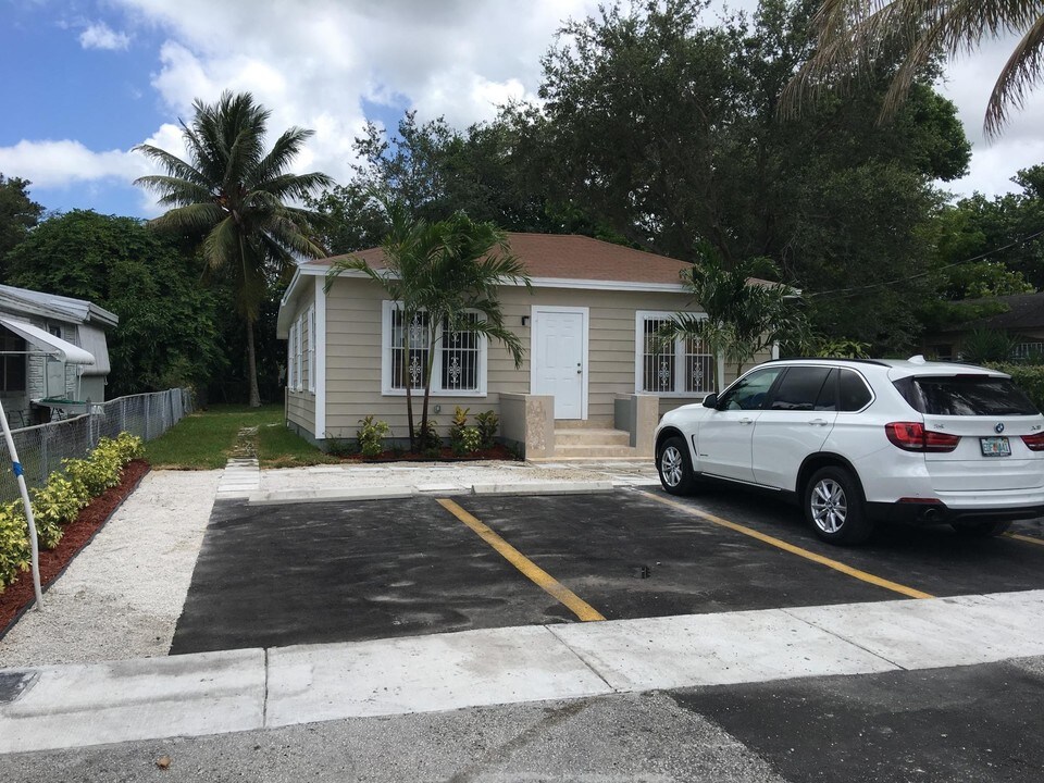 32 NE 169th St in North Miami Beach, FL - Building Photo