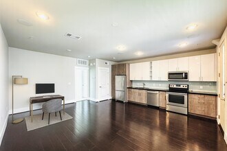 2401 Crawford St in Houston, TX - Building Photo - Building Photo