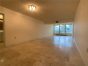 1721 Whitehall Dr, Unit 102 in Davie, FL - Building Photo - Building Photo