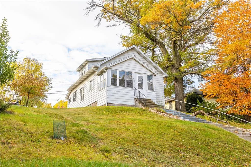 1403 Woodland Ave in Eau Claire, WI - Foto de edificio