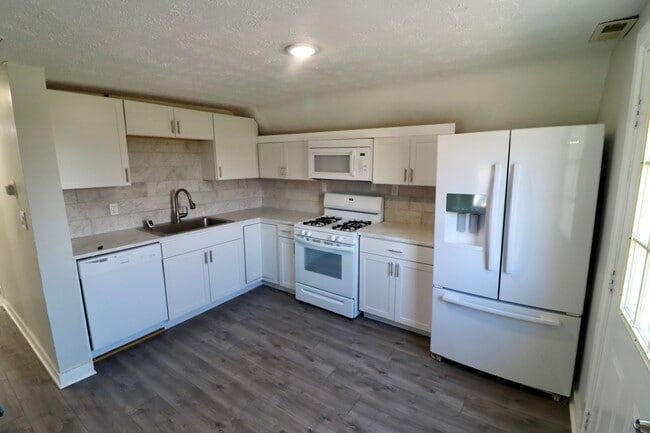 319 N Huntington St, Unit Upper in Medina, OH - Foto de edificio - Building Photo