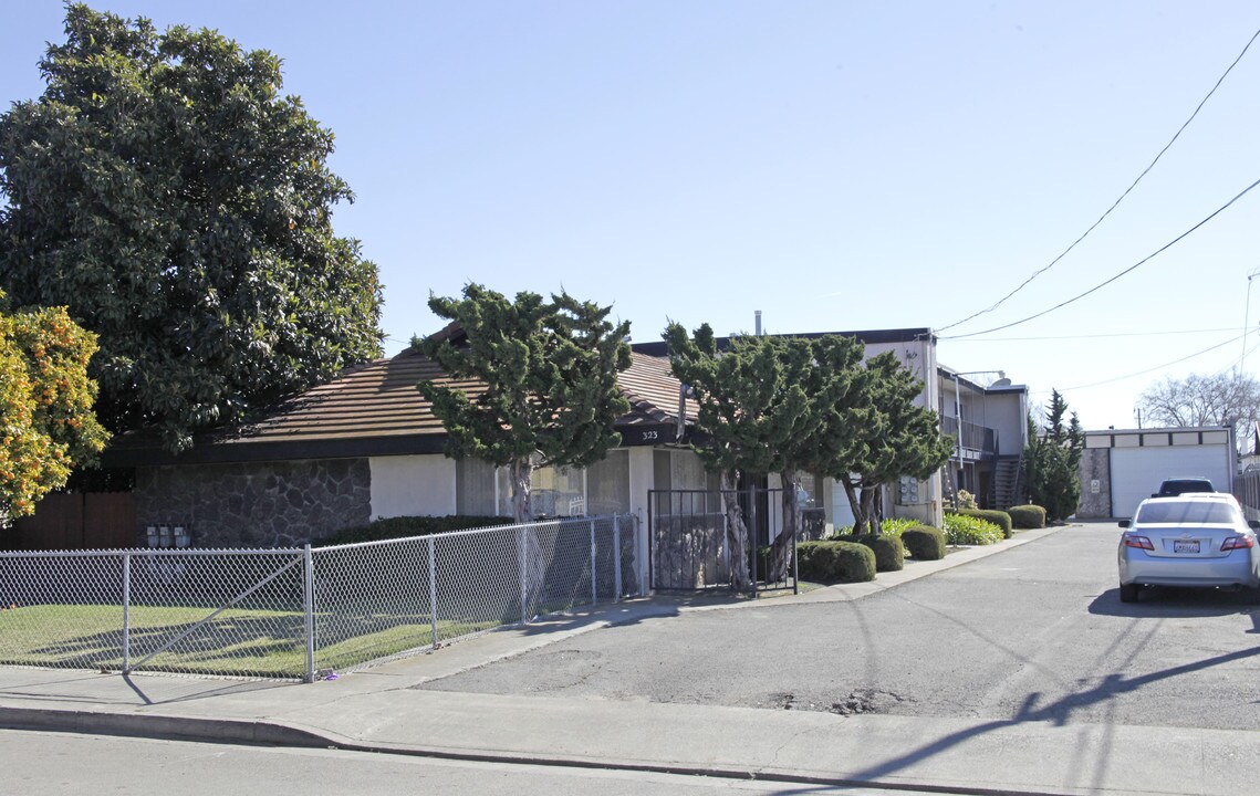 323 Smalley Ave in Hayward, CA - Building Photo