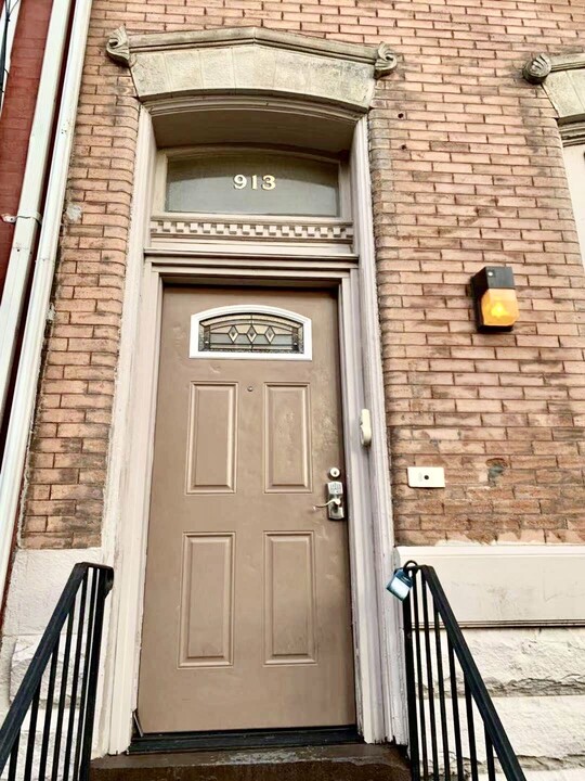 913 N 15th St, Unit 2F in Philadelphia, PA - Foto de edificio
