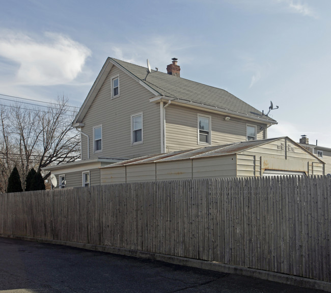 348 Larkfield Rd in East Northport, NY - Building Photo - Building Photo