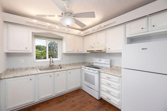 1212 NE 14th Ct in Jensen Beach, FL - Foto de edificio - Building Photo