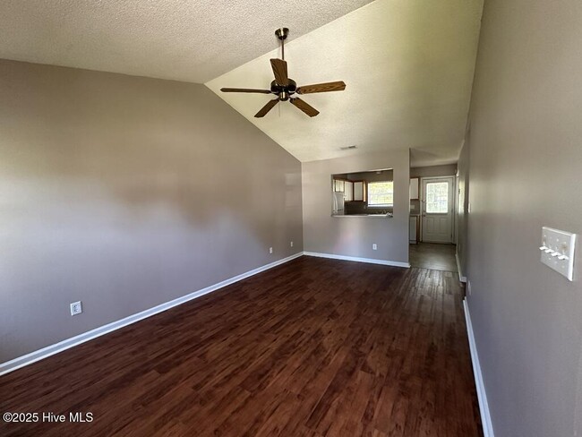 204 Live Oak Ct in Jacksonville, NC - Building Photo - Building Photo