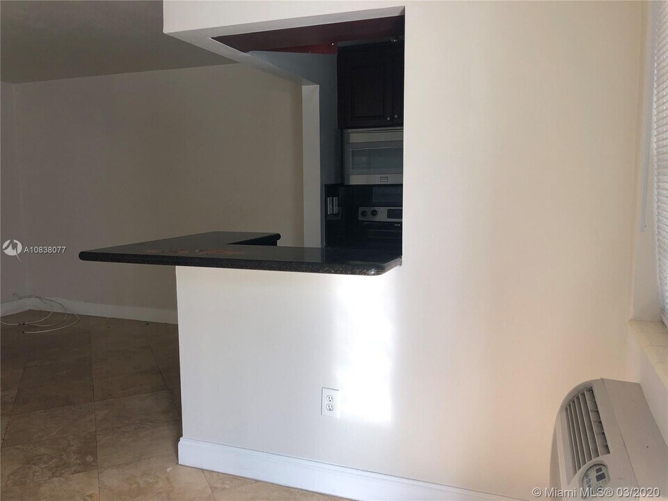 2185 NE 123rd St-Unit -101 in North Miami, FL - Foto de edificio