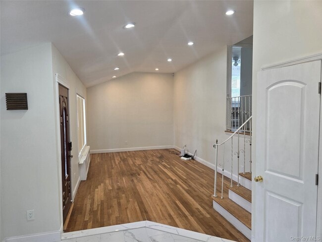 41 Peach Pl in Bay Shore, NY - Building Photo - Building Photo