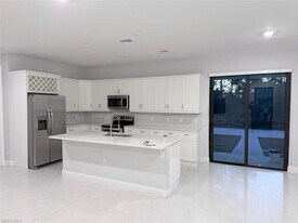 912 Ossie Ave in Lehigh Acres, FL - Building Photo