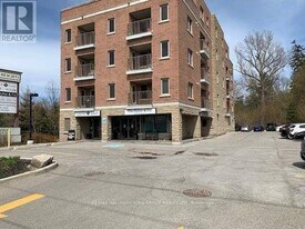 15565 Yonge St in Aurora, ON - Building Photo