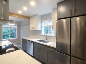 9012 236th St Sw, Unit D in Edmonds, WA - Building Photo