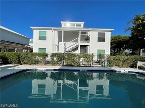 254 6th Ave S in Naples, FL - Foto de edificio - Building Photo