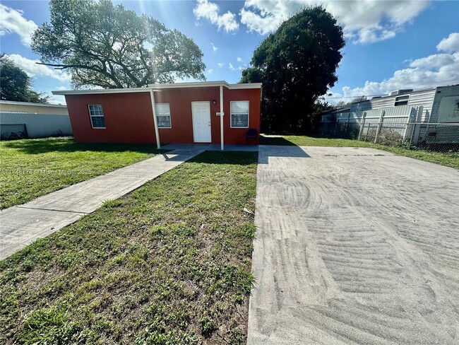 2510 NW 159th Terrace in Opa Locka, FL - Building Photo - Building Photo