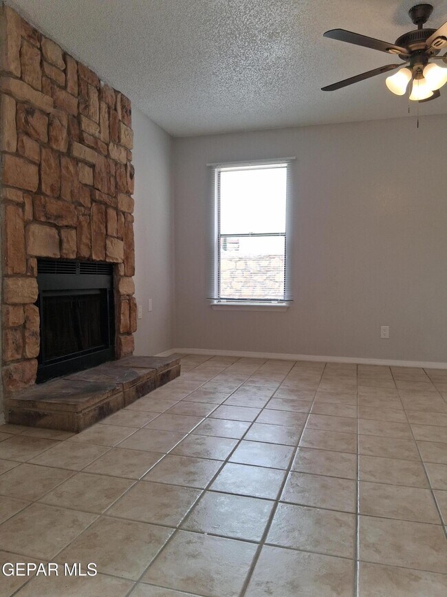 11600 Marsh Mccall Way-Unit -B in El Paso, TX - Foto de edificio - Building Photo
