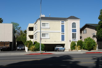 6711 Woodman Ave in Van Nuys, CA - Building Photo - Building Photo