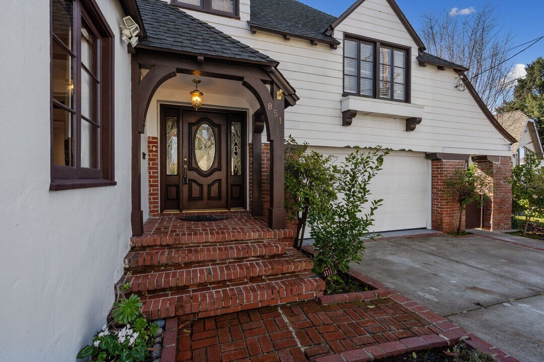 851 Glen Dr in San Leandro, CA - Building Photo