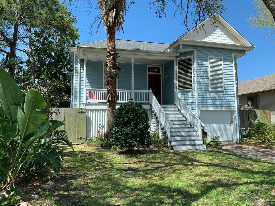 4408 Avenue S 1/2, Unit #B in Galveston, TX - Foto de edificio