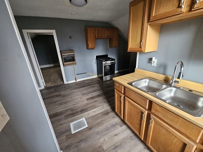 7040 Roy Ave in Cleveland, OH - Building Photo - Building Photo