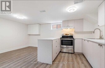 50 Walter Ave in Newmarket, ON - Building Photo - Building Photo