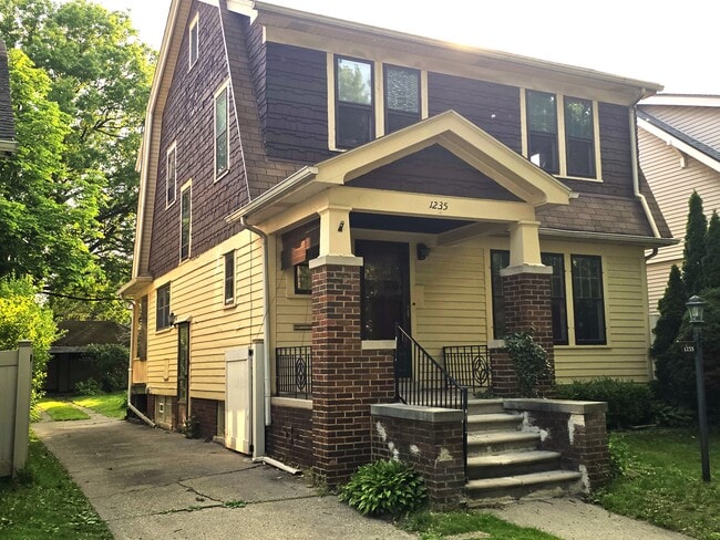 property at 1235 Lakepointe St