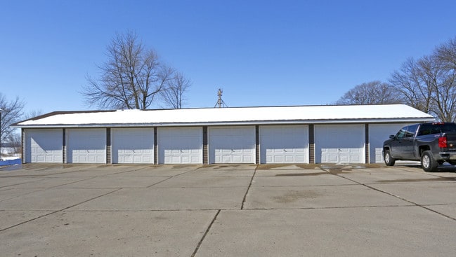 221 Baker Ave E in Winsted, MN - Building Photo - Building Photo