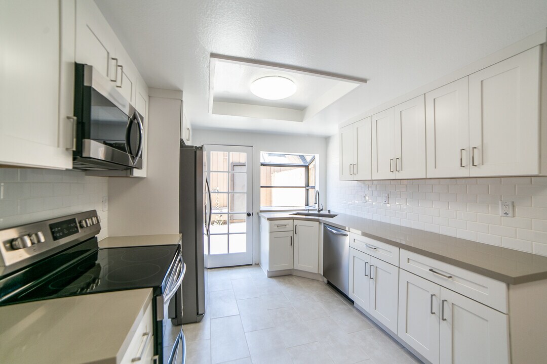 9743 Reseda Blvd #3, Unit Upstairs north bedroom in Northridge, CA - Building Photo